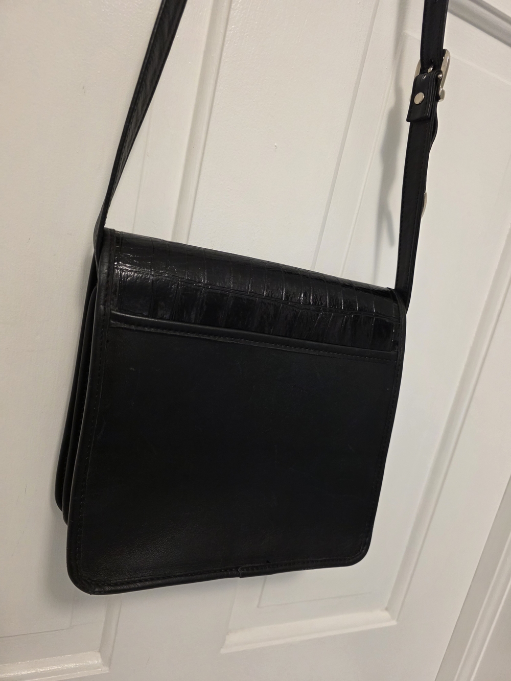 ZIPPI Black Croc-Embossed Crossbody/Shoulder Bag with Two-Tone Medallion Accent - Picture 5 of 13